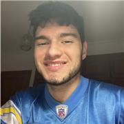 Chico joven para dar classe a alumnos de entre 12 y 16 años